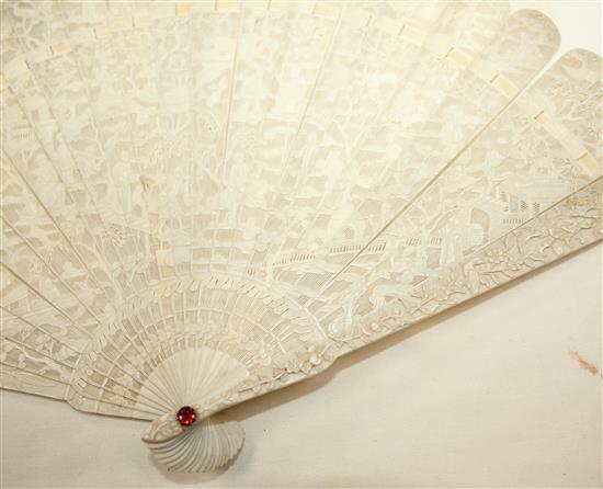 Two Chinese Export brise fans, 19th century, 19cm